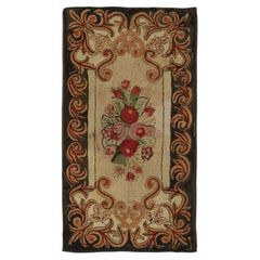 Antiker Häkeltapete mit Blumenbouquet-Medaillon in Beige und Schwarz – Teppich & Kelim