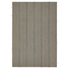 Alfombra kilim contemporánea de Rug & Kilim, con rayas grises y azules y detalles en marrón