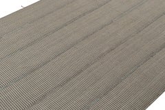Alfombra kilim contemporánea de Rug & Kilim, con rayas grises y azules y detalles en marrón