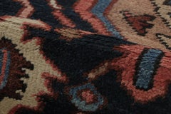 Antiker Heriz-Teppich mit farbenfrohen geometrischen Motiven und Medaillon – Teppiche & Kelims