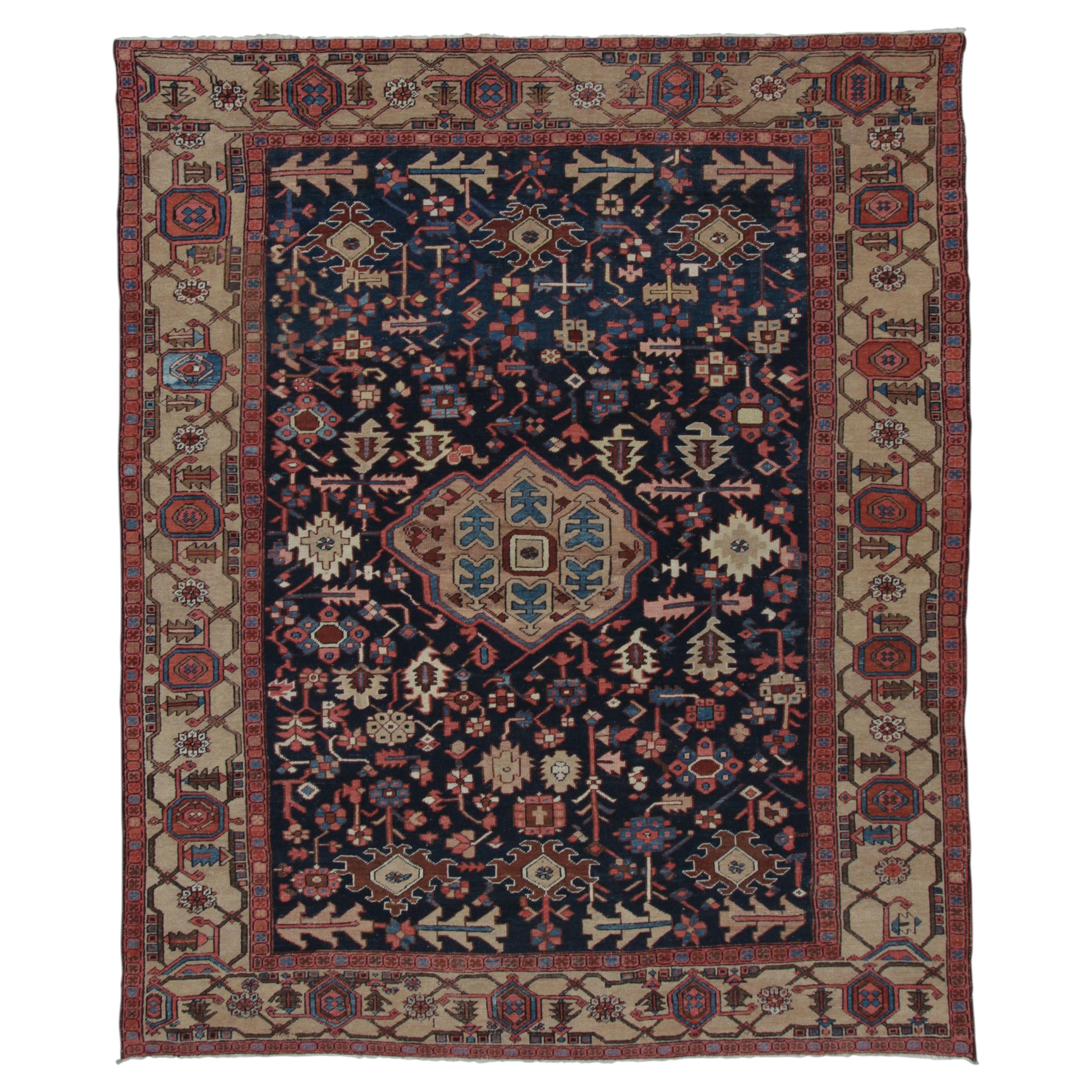Antiker Heriz-Teppich mit farbenfrohen geometrischen Motiven und Medaillon – Teppiche & Kelims