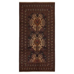Tapis de couloir tribal baloutche de Rug & Kilim, orné de médaillons géométriques bleus et marron