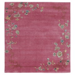 Quadratischer Wollteppich im chinesischen Art-Déco-Stil mit Blumenmuster in Rosa und Creme von Rug & Kilim