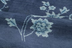 Moderner quadratischer Wollteppich im chinesischen Art-Déco-Stil mit Blumenmuster von Rug & Kilim, Indien