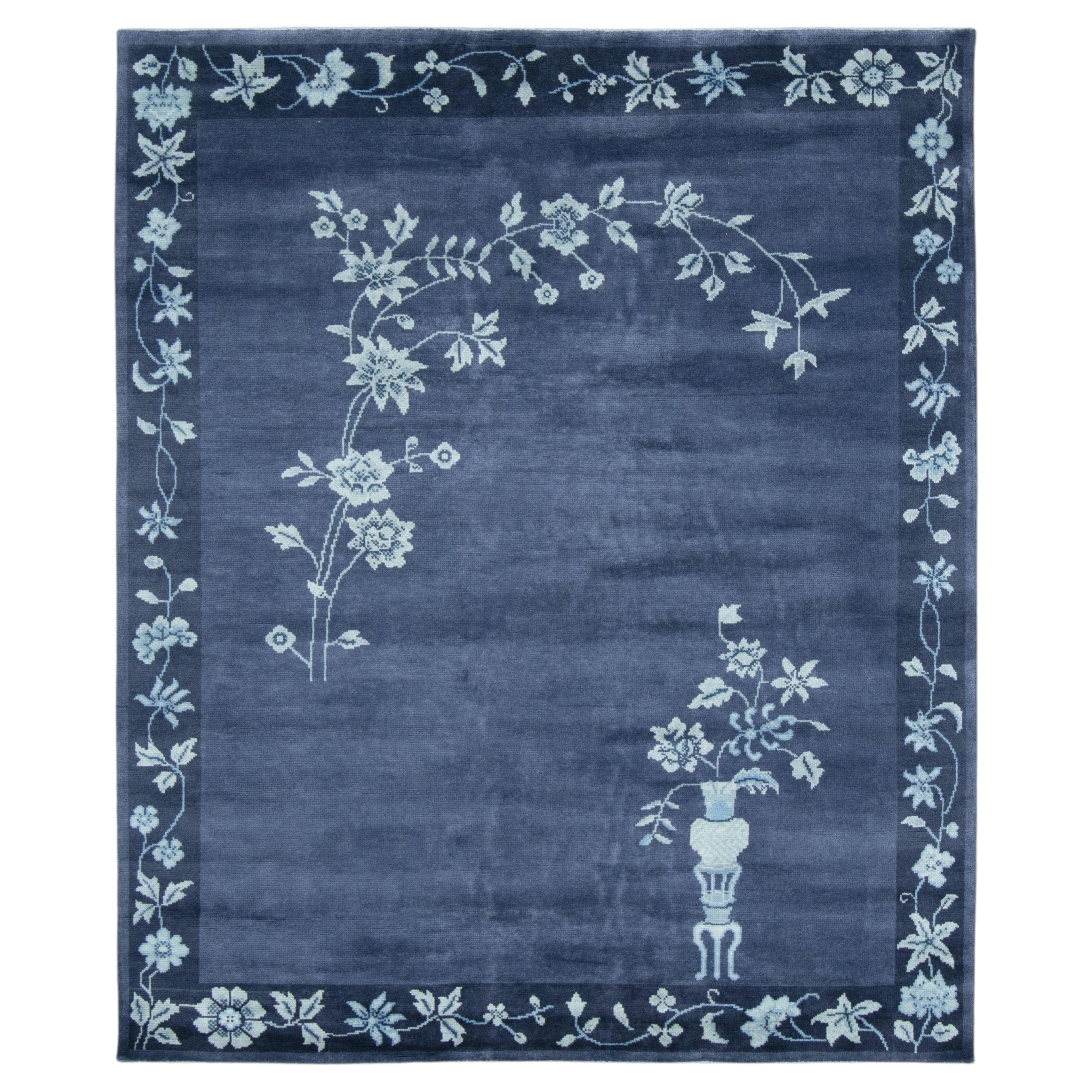 Tapis en laine bleu marine et bleu à motifs floraux, de style Art déco chinois contemporain, par Rug & Kilim India