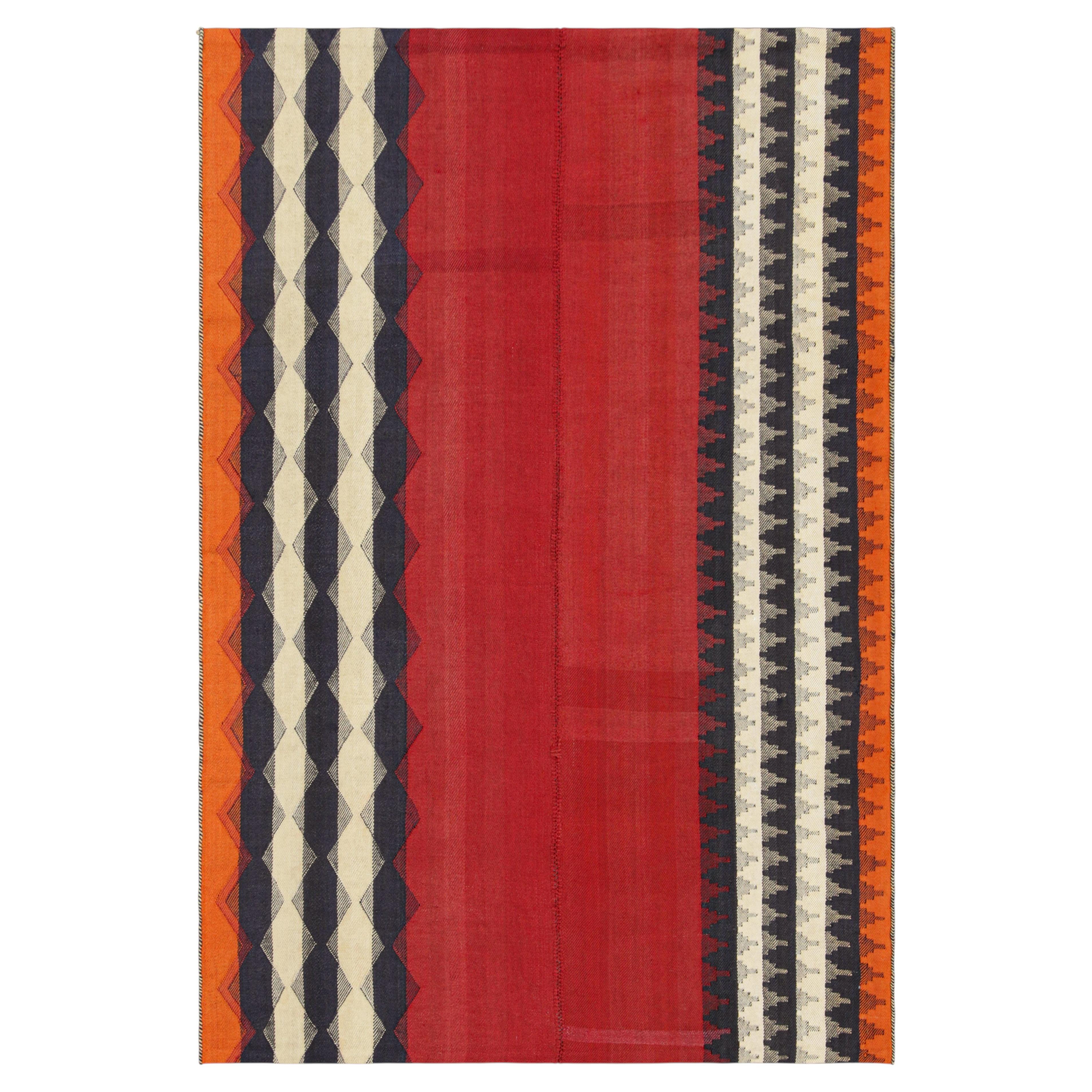 Kilim vintage Jajim Qashqai dans des tons de rouge, bleu et ivoire - Tapis et kilims