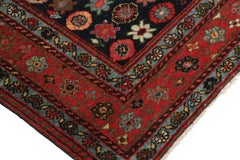 Antiker Mazlaghan-Teppich, beige und rot mit geometrischem Medaillon – Rug & Kili