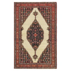 Antiker Mazlaghan-Teppich, beige und rot mit geometrischem Medaillon – Rug & Kili