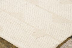 Tapis contemporain géométrique en laine beige et ivoire, signé Rug & Kilim, Inde