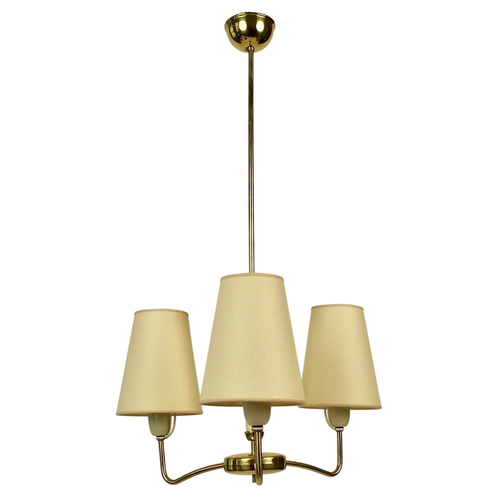 Moderno lampadario a tre bracci in ottone e vetro, anni '50, Rupert Nikoll, Austria in vendita