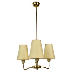 Moderno lampadario a tre bracci in ottone e vetro, anni '50, Rupert Nikoll, Austria