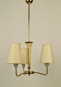 Moderno lampadario a tre bracci in ottone e vetro, anni '50, Rupert Nikoll, Austria