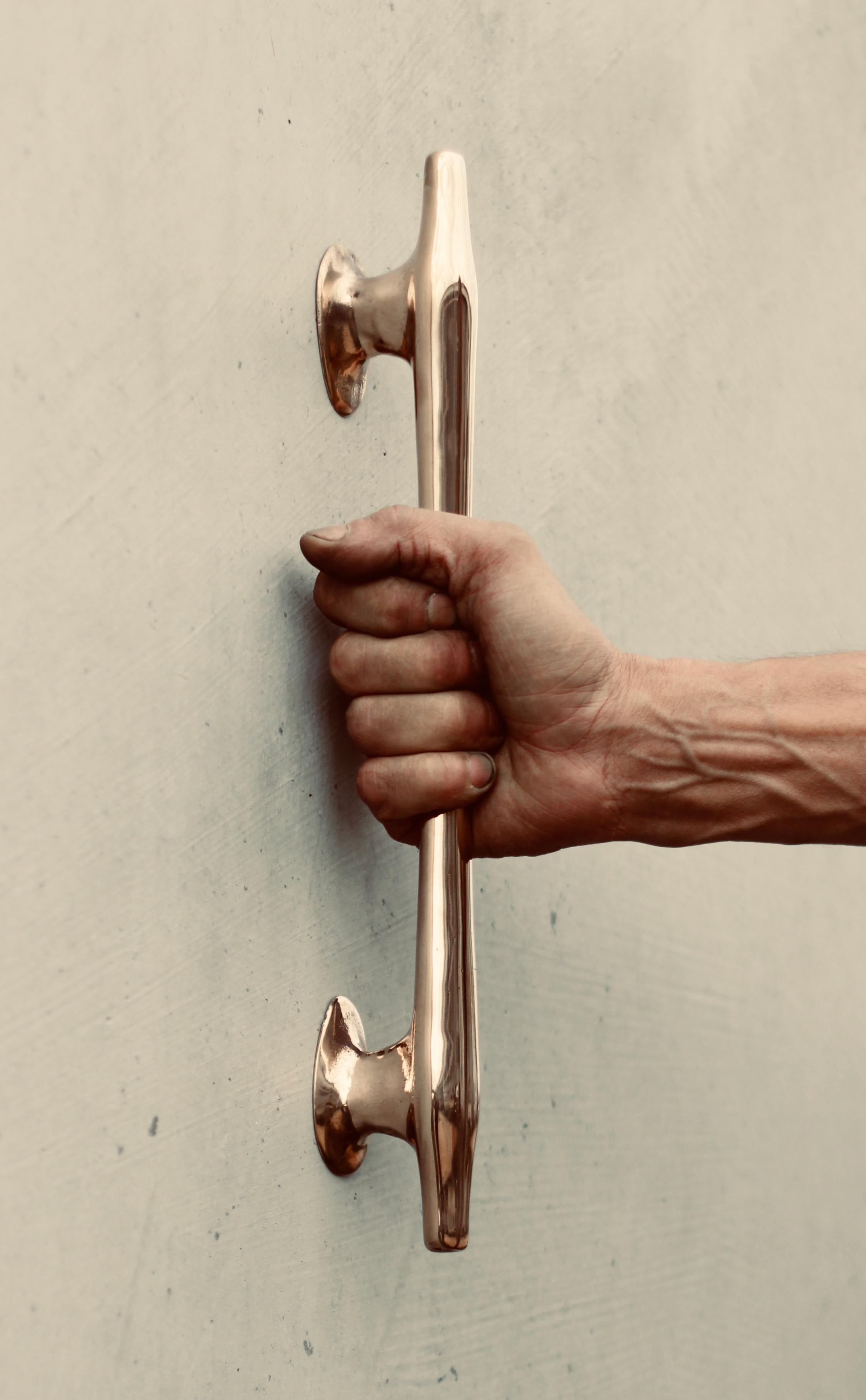 The CYRUS Cabinet Handle makes a bold and timeless addition to interior spaces.   Sand cast in solid bronze and finished by hand, they are luxurious and enduring.   

CYRUS Cabinet handles come in 2 sizes -  700 or 400 mm long.
This Listing is for