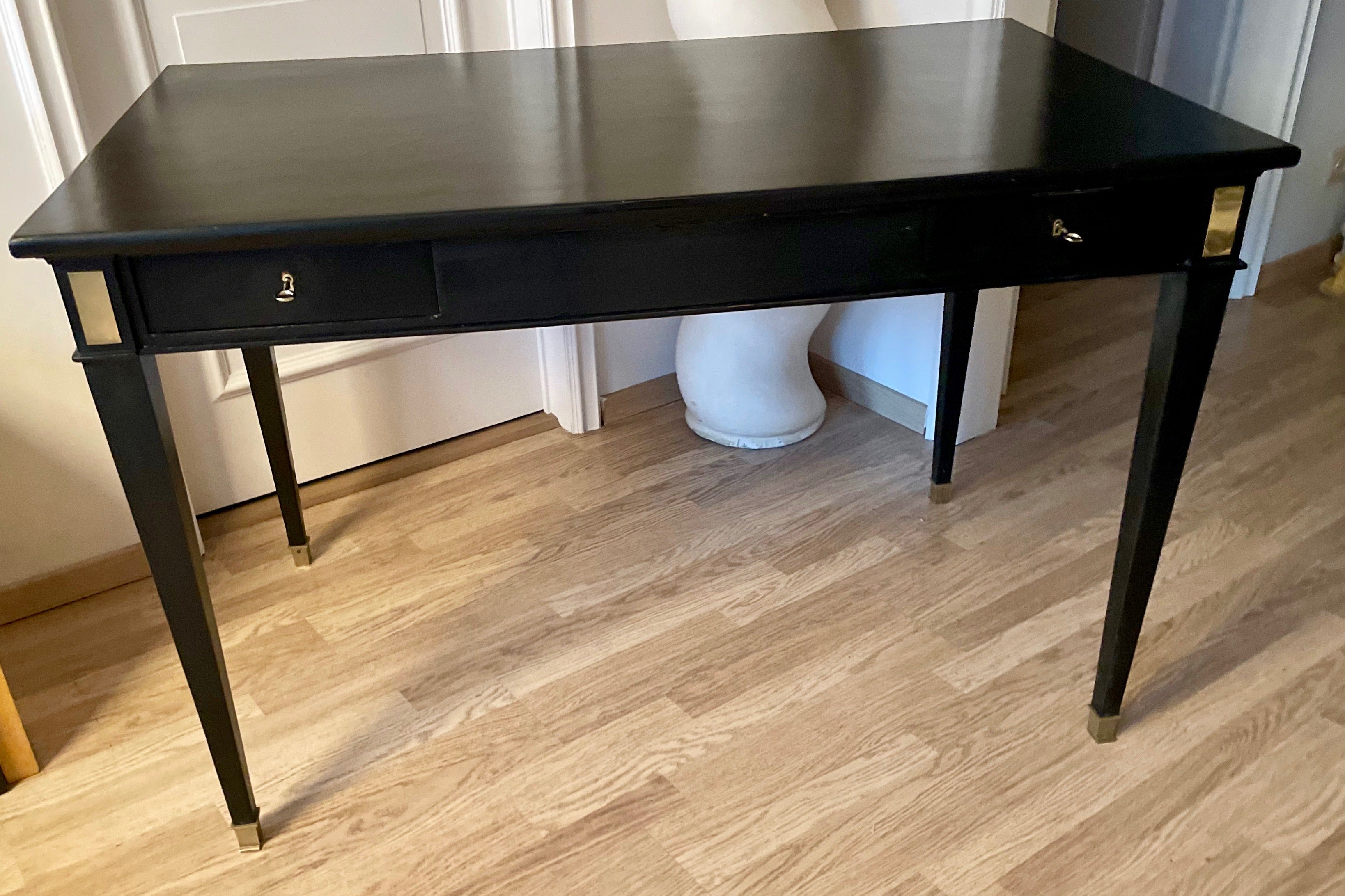 French fourties neoclassical bureau plat writing table.
Black lacquer with brass details, sabots 