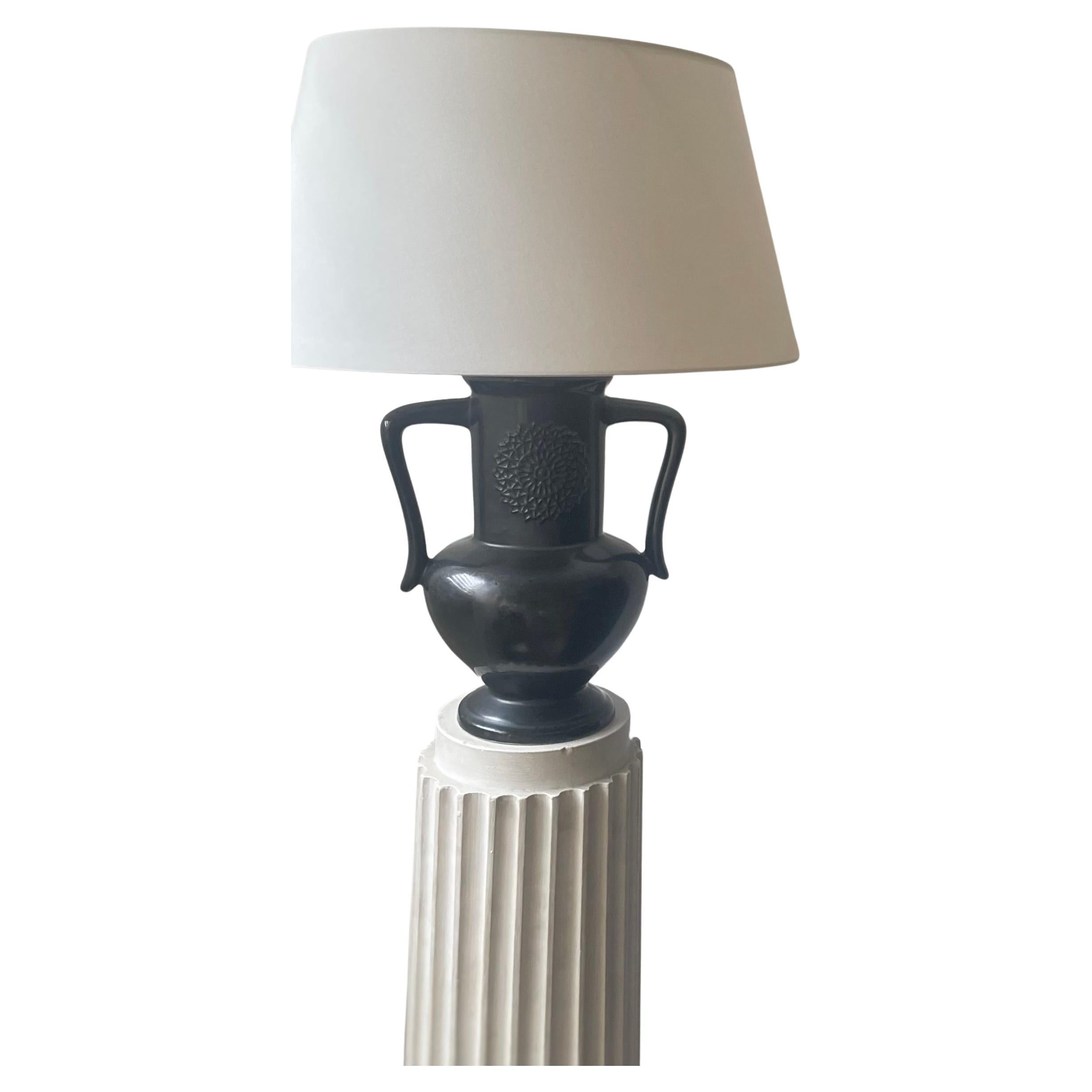 Lampe de table en céramique noire biomorphe Attribuée à Vallauris, France 1955. en vente