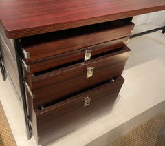 Scrivania in palissandro a un corpo con quattro cassetti, con la scritta “Jules Wabbes – Belgio 1960”