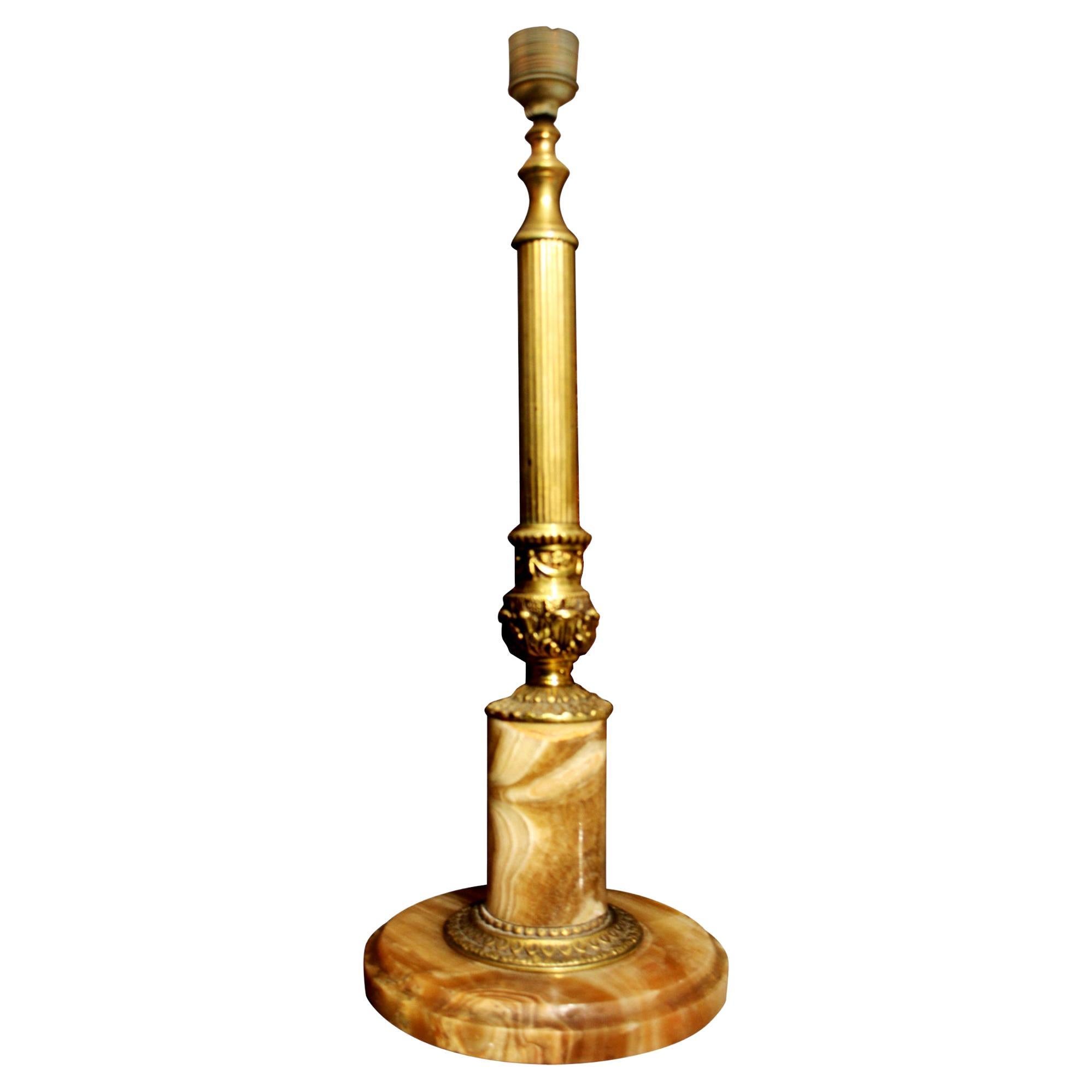 Tischlampe Alabaster Onix, Karamell und Messing, große Säule, frühes 20. Jahrhundert