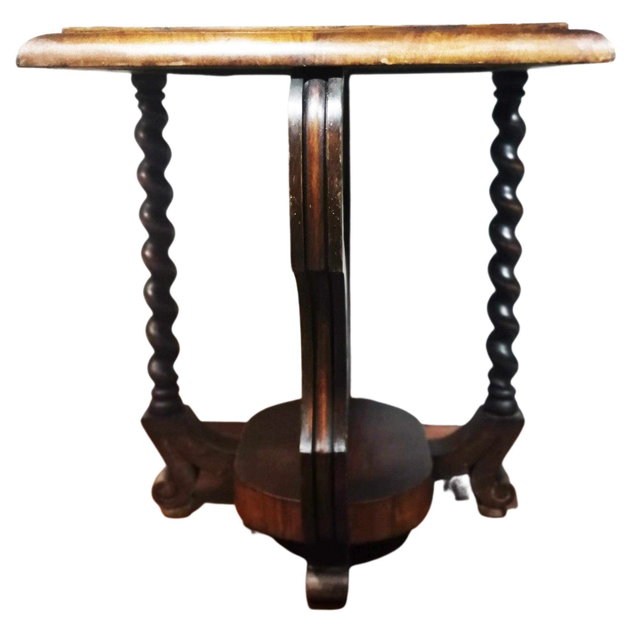 Art Deco rectangular side table of the first part of the 20th century.

 With two lateral lyre legs and two Barley Twist Legs.

With his patina, which shows the age of the piece, and its elegant lines.

They are in very good condition,