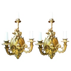 Straordinarie applique da parete French Whit Cherub Putti che portano la torcia, bronzo, coppia