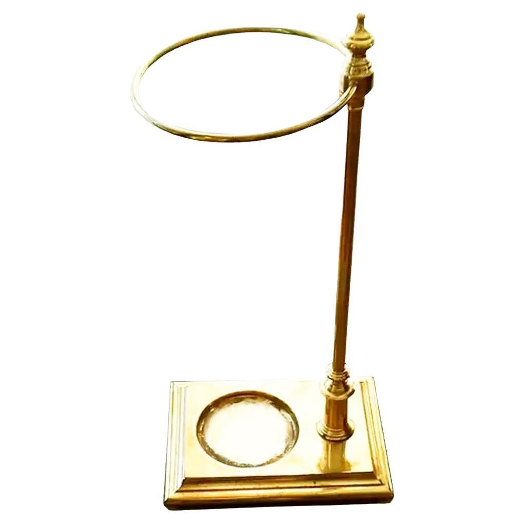Midcentury Italian brass Umbrella  stand, 1950s.
 midcentury brass umbrella stand, of the era, 1950s.
 It is a very elegand and decorative complement that will endow its personality entrance
Elegant golden brass umbrella stand
 This umbrella stand