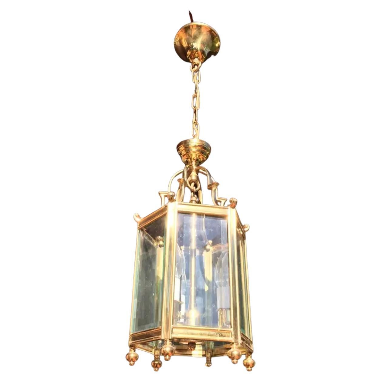 This original 20th century is perfect for lighting in an entrance, hall, covered porch or anywhere in the house.

It is in perfect condition, 

Six glass faces

Measures: 66cm x 23cm x 23cm (80cm total).

 Elegant brass lantern with three lights
It
