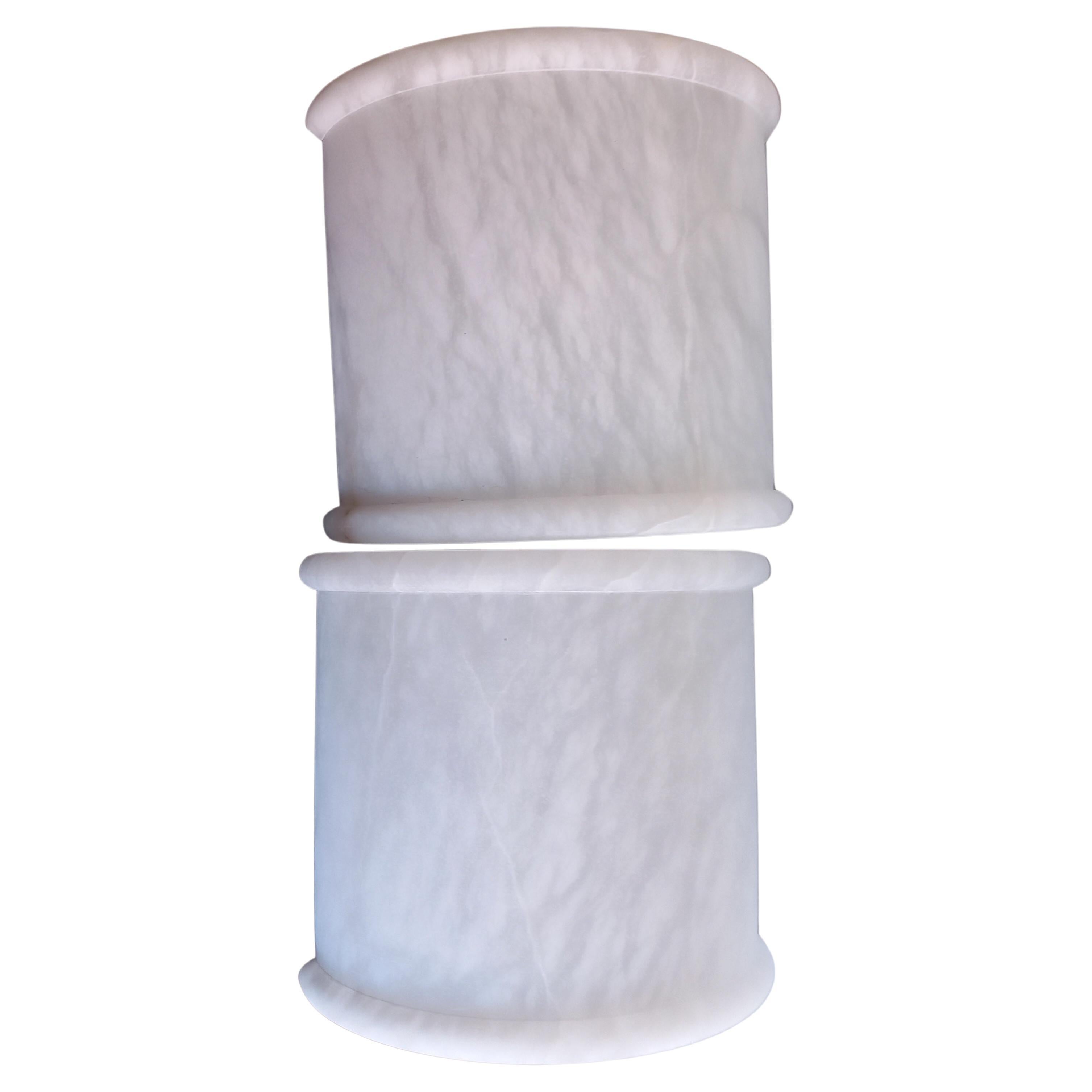 Paire d'appliques murales en albâtre blanc de forme demi-cylindrique.
 Minimaliste, Art déco

Appliques ou appliques en albâtre naturel en forme de demi-cylindre en blanc avec la veine grise typique de l'albâtre blanc méditerranéen
 Il dispose d'un