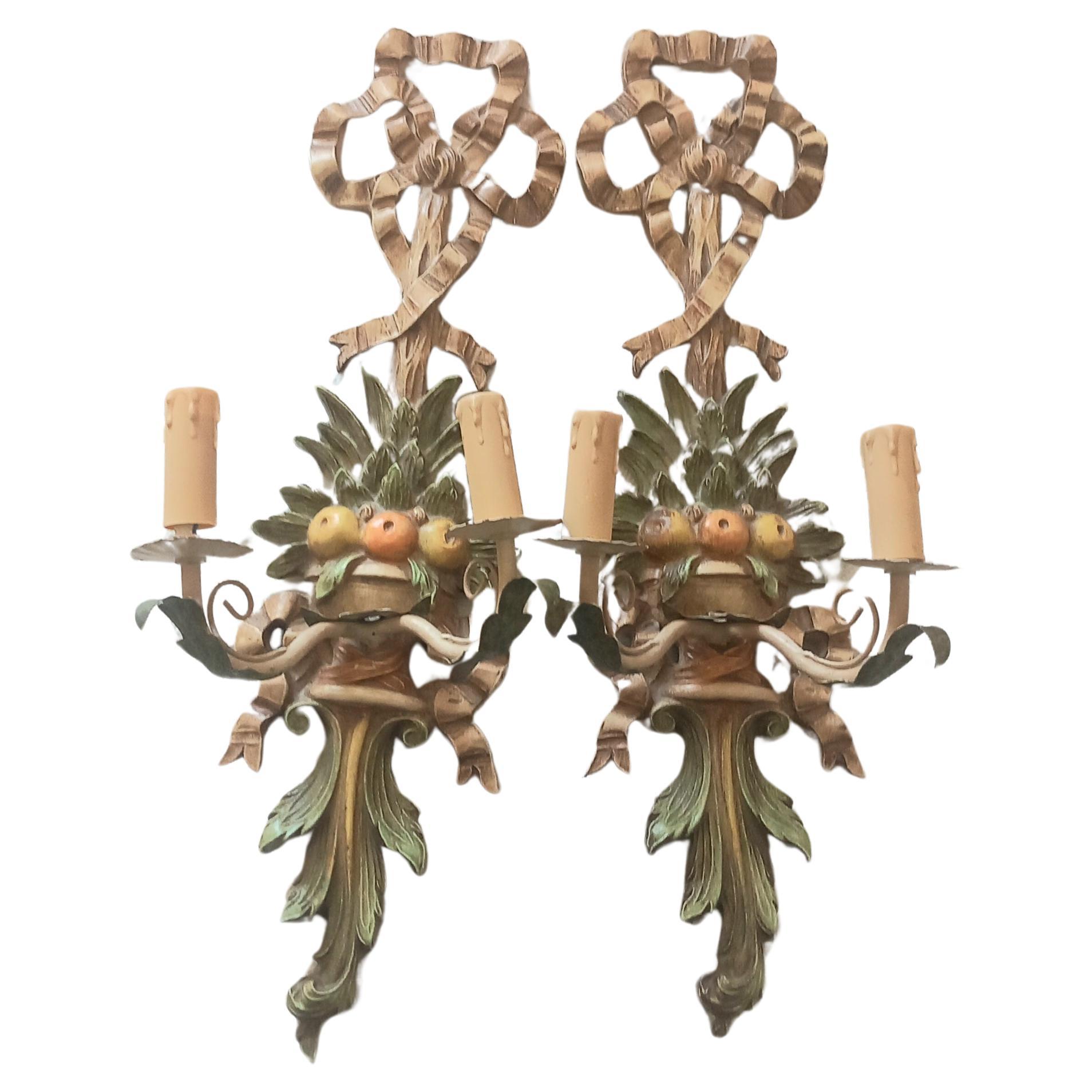 Wunderschöne Leuchten mit Früchten und polychromem Oberbogen in warmen Tönen
  Eine Mischung aus Louis XVI-Stil und toskanischem Stil
  Es hat zwei Metall-Wandleuchten mit zwei Lichtern in Kerze fertig.
  Sie sind aus Holz und einige Teile scheinen