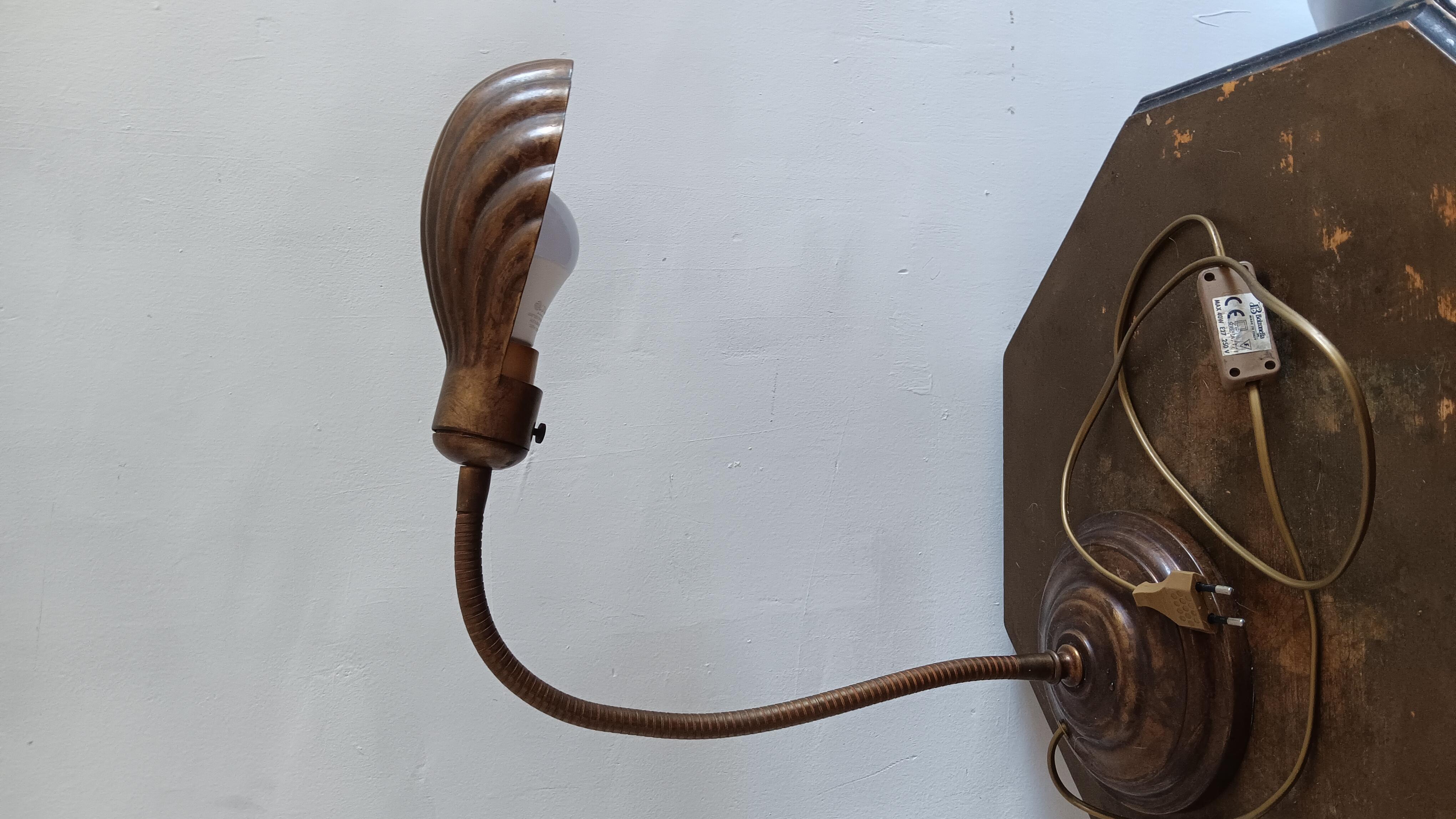 Beautiful Italian shell-shaped lamp
It's a classic design in the shape of a table lamp. They're usually made of brass, but in this case, this one from Italy is made of bronze.
It's truly very attractive, and for those who don't like brass, but do