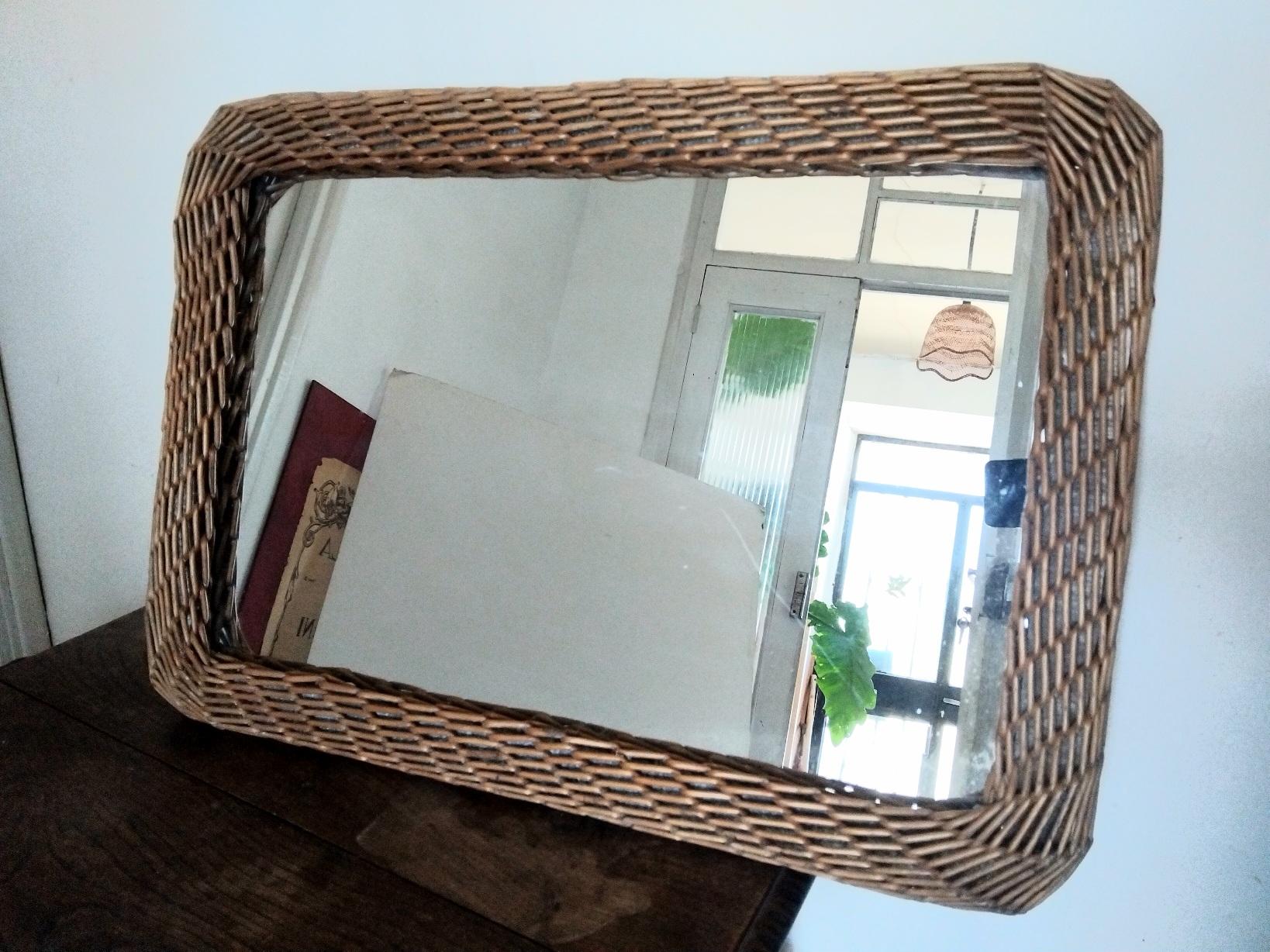 A wicker mirror. Measure: 67x47x4 cm. Authentic vintage 70s. They can be hung vertically or horizontally.

It can be hung vertically or horizontally.