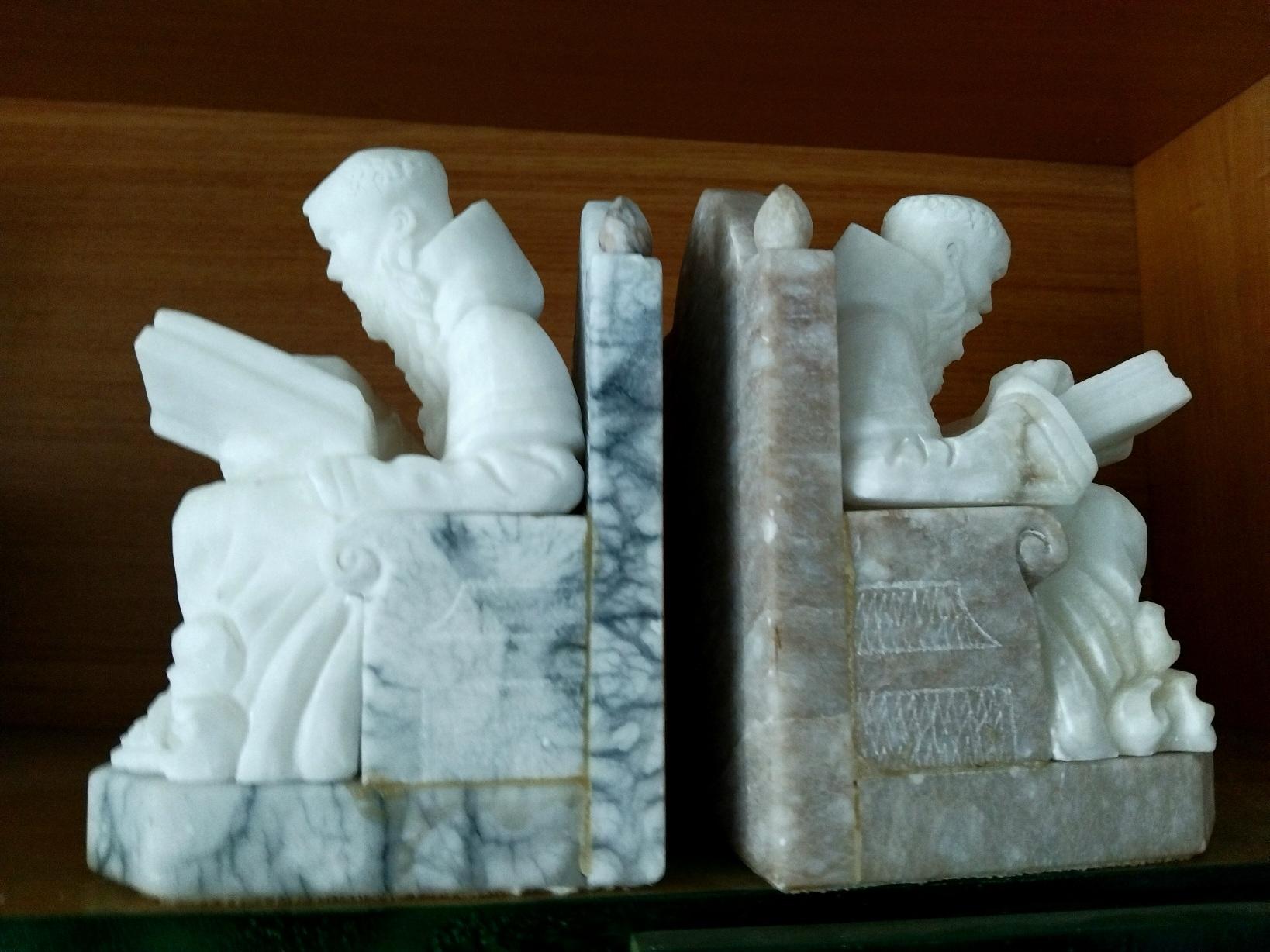 Sculpté Paire de serre-livres en marbre albâtre en forme de bibliothèque médiévale très originale en vente