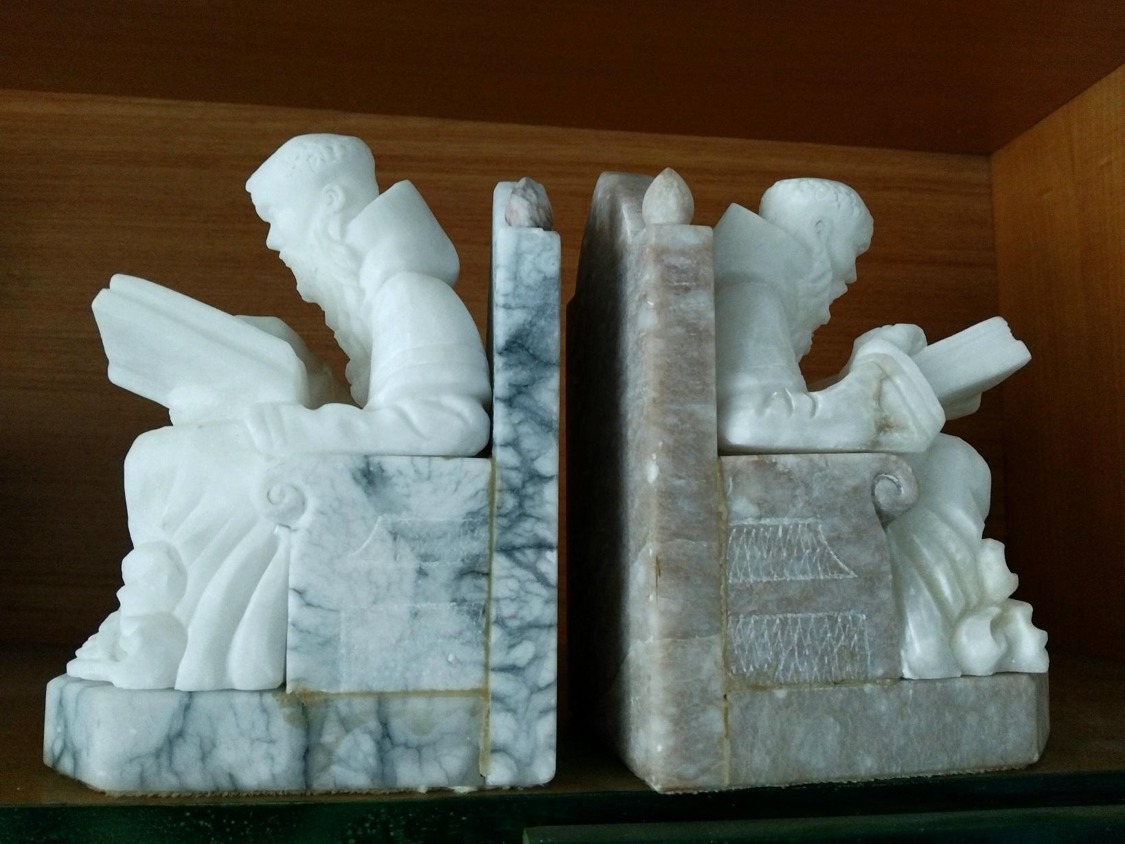 italien Paire de serre-livres en marbre albâtre en forme de bibliothèque médiévale très originale en vente