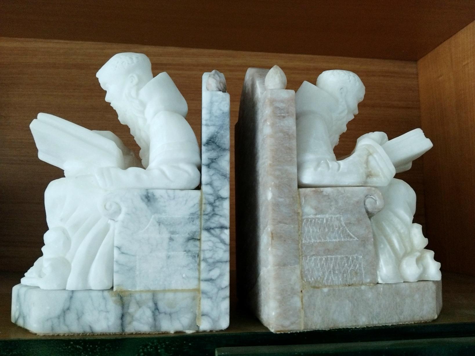 Médiéval Paire de serre-livres en marbre albâtre en forme de bibliothèque médiévale très originale en vente