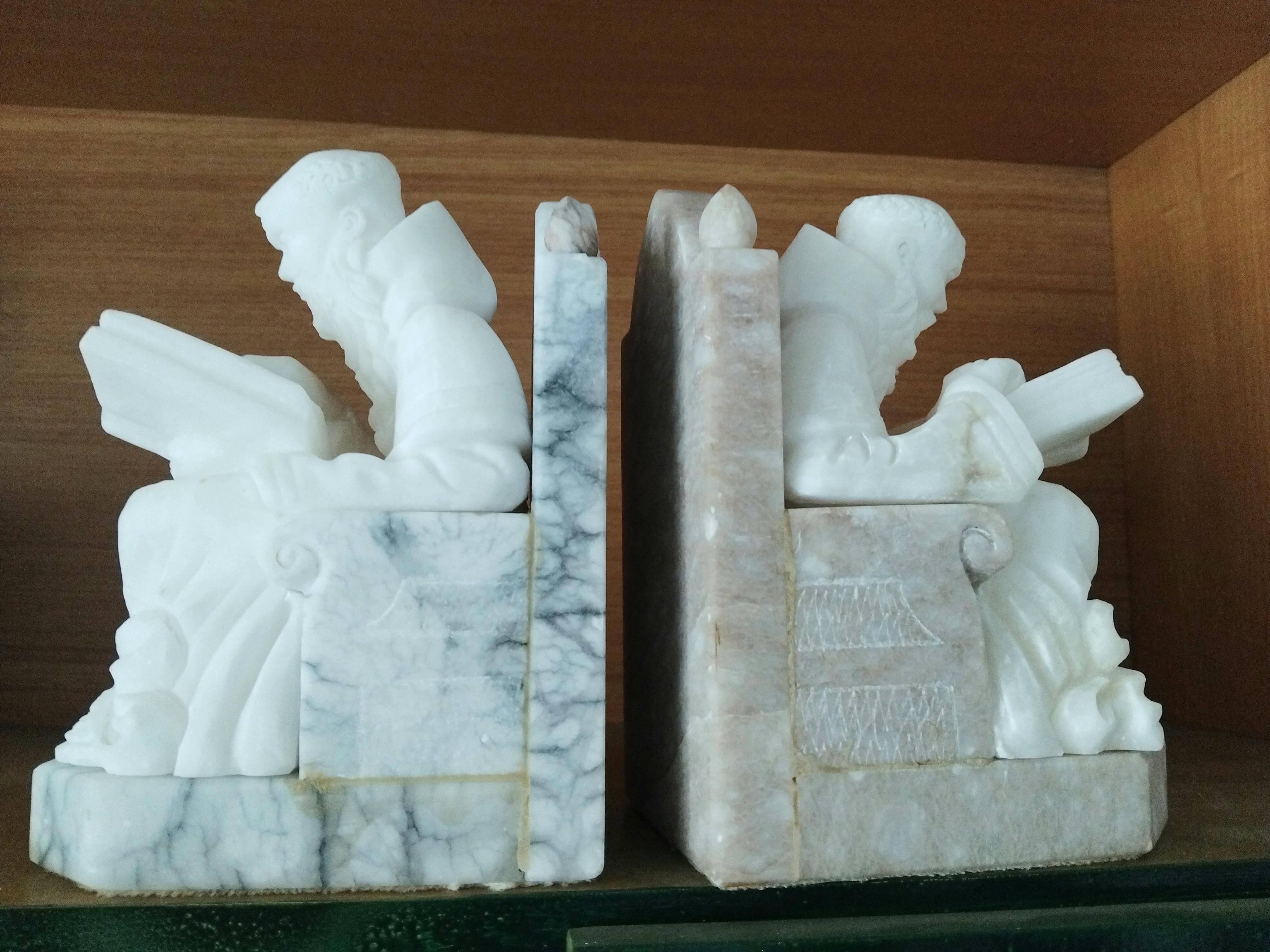 Serre-livres en albâtre et marbre en forme de moines assis sur un trône lisant un livre Figuration médiévale d'un moine sculptée sur le banc d'albâtre  en marbre italien.
Bibliothèque, livre, trône, médiéval, renaissance

Vous pouvez nous demander
