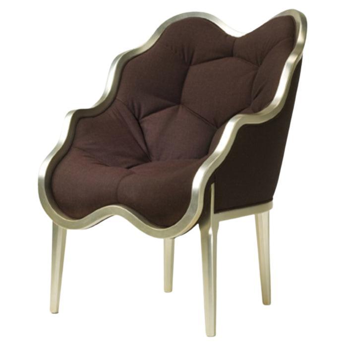 Betreten Sie das Reich des avantgardistischen Designs mit dem Sessel Lui6, einem Meisterwerk, das in Italien von Philippe Bestenheider in sorgfältiger Handarbeit hergestellt wird. Dieses außergewöhnliche Stück widersetzt sich konventionellen
