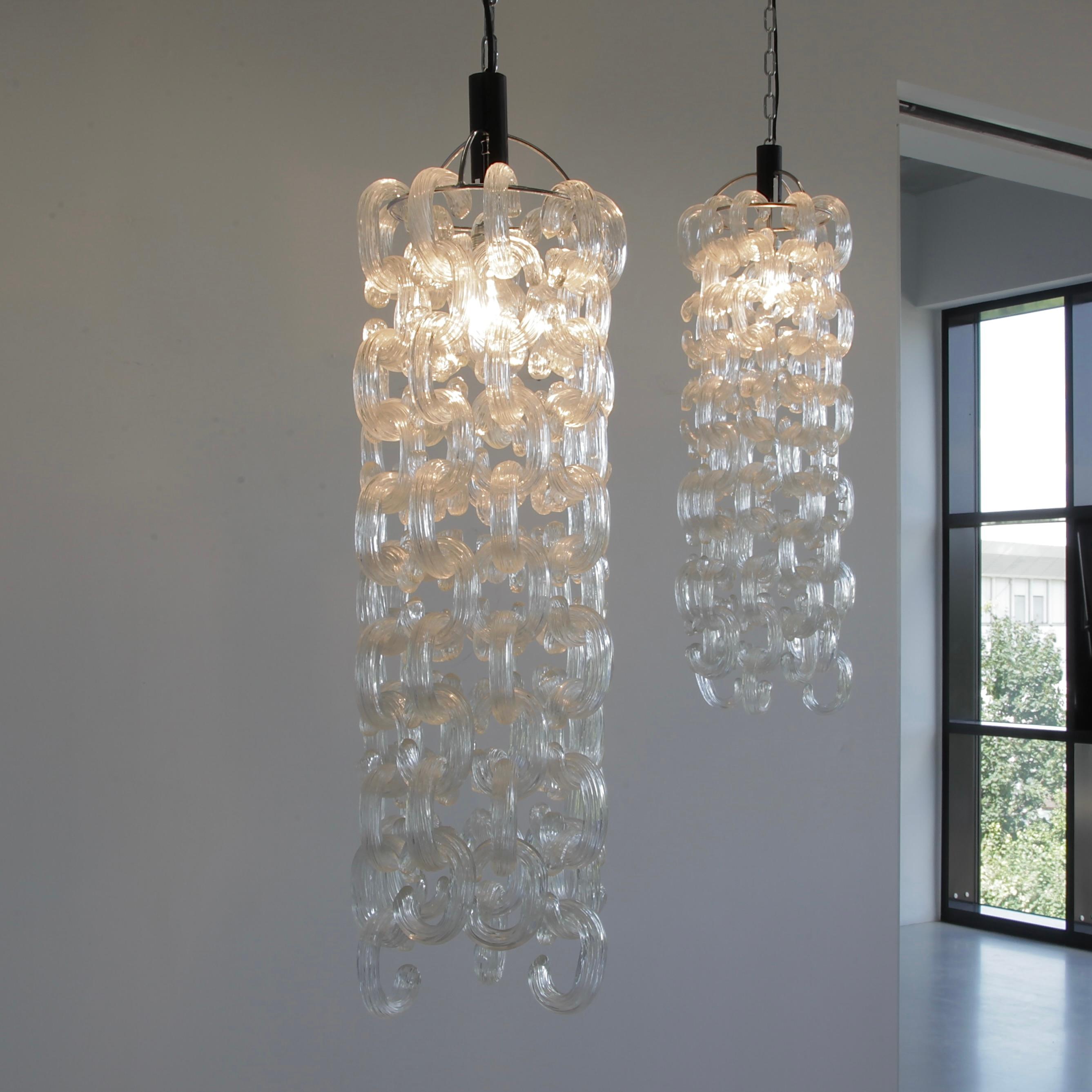 Due grandi lampadari noti come lampadari 