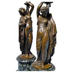 Pareja de candelabros figurativos franceses de bronce patinado del siglo XIX