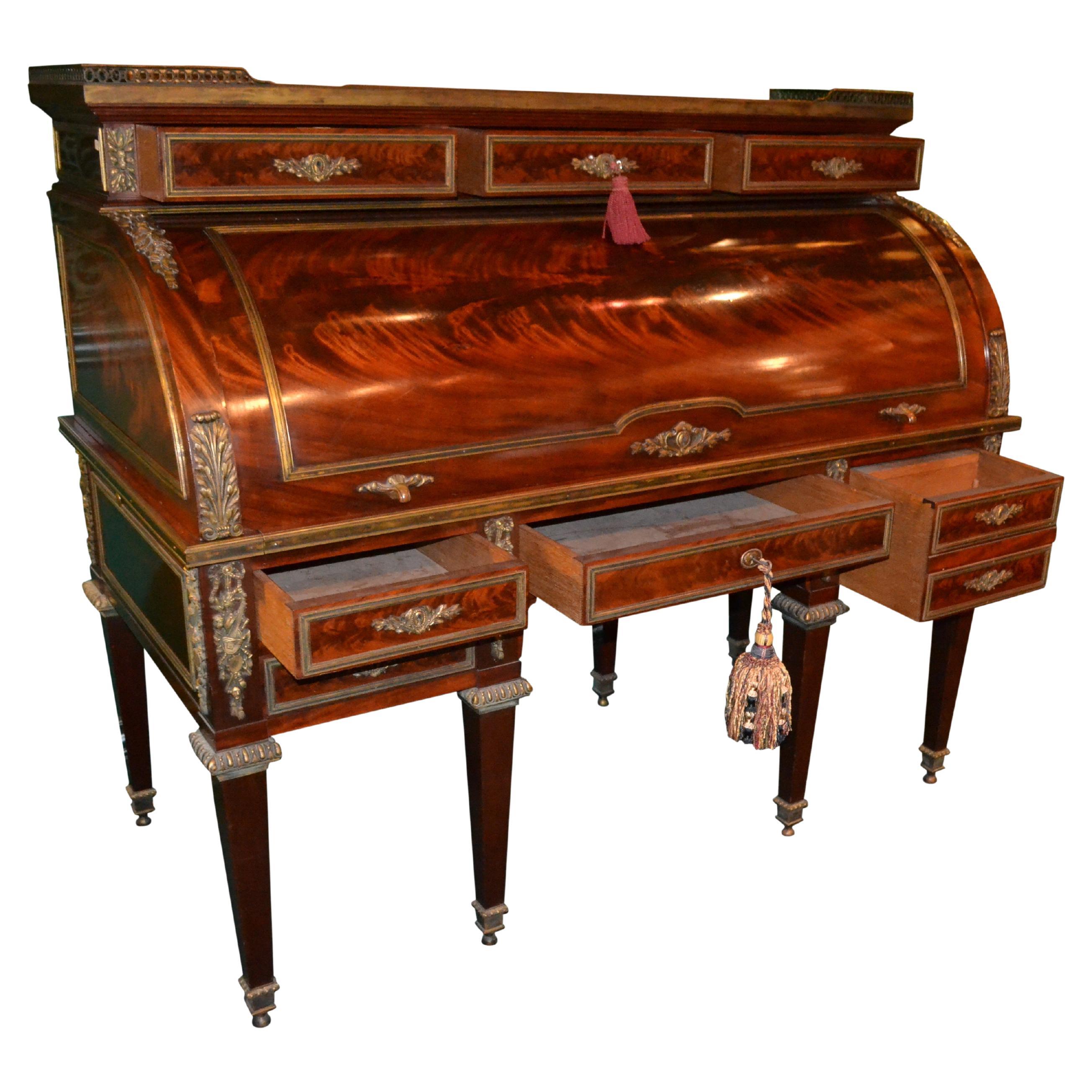 Bureau français de style Louis XVI en acajou et bronze doré