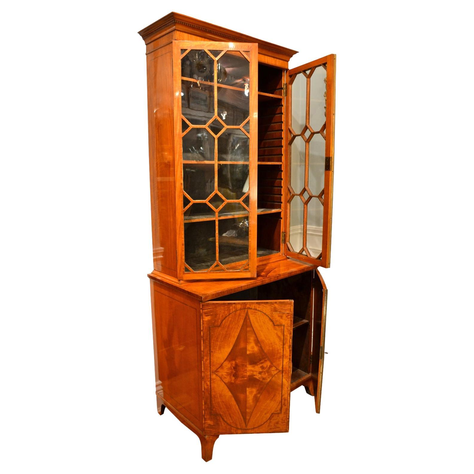 18 Siglo Inglés Sheraton George III Satinwood Cabinet Bookcase, circa 1785