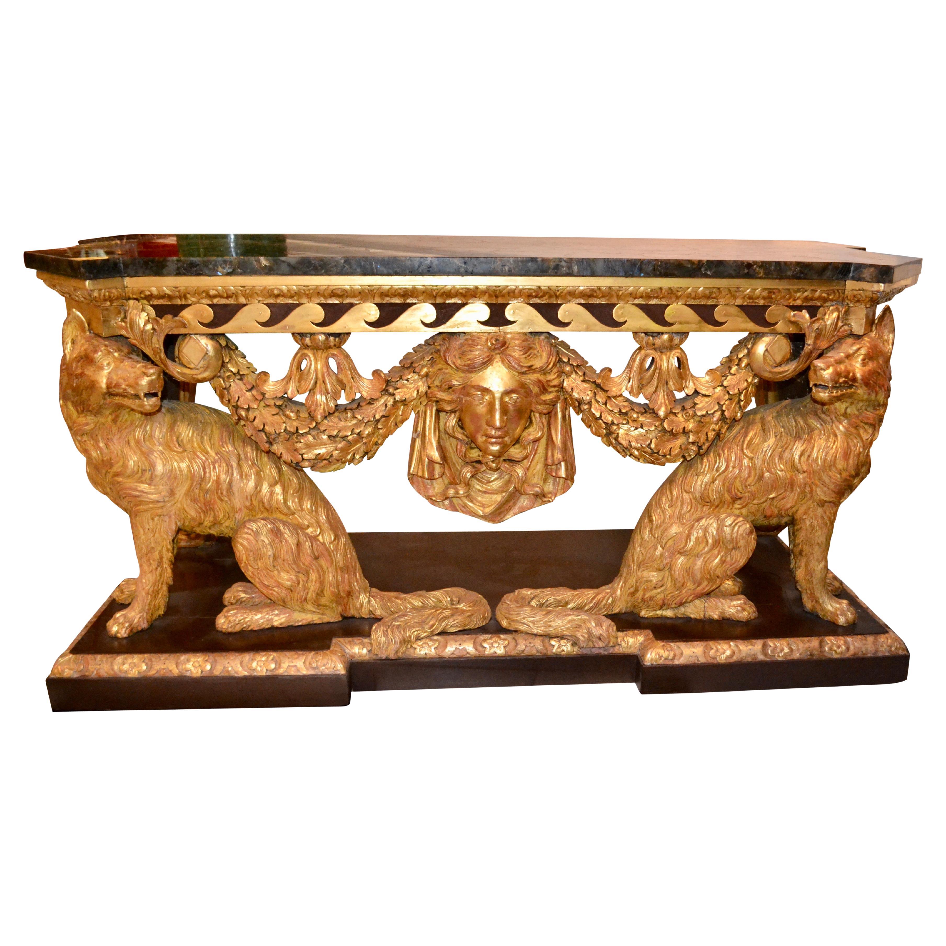 Cette rare et exceptionnelle table console de style George II est estampillée Lenygon & Co Ltd. et a été fabriquée en Angleterre et daterait d'environ 1905. Les éléments de ce dessin sont apparentés à ceux d'une table fabriquée pour le château de