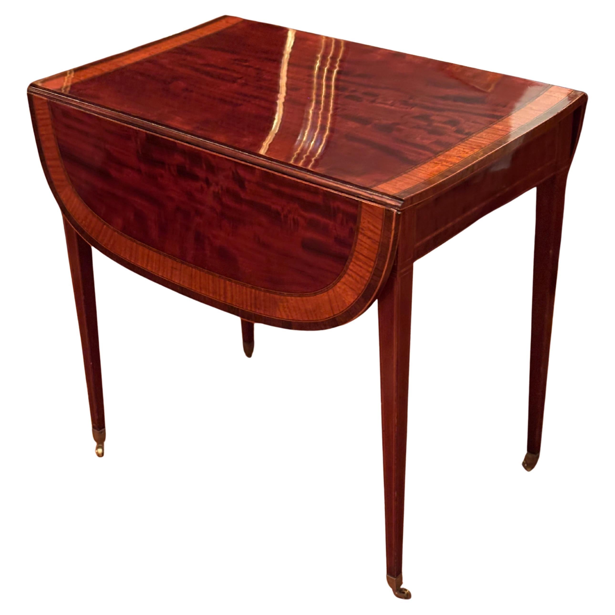 Table Pembroke classique de style géorgien anglais  avec un seul tiroir d'un côté avec serrure et des volets de chaque côté qui peuvent être relevés par des supports sur charnières (connus sous le nom de 