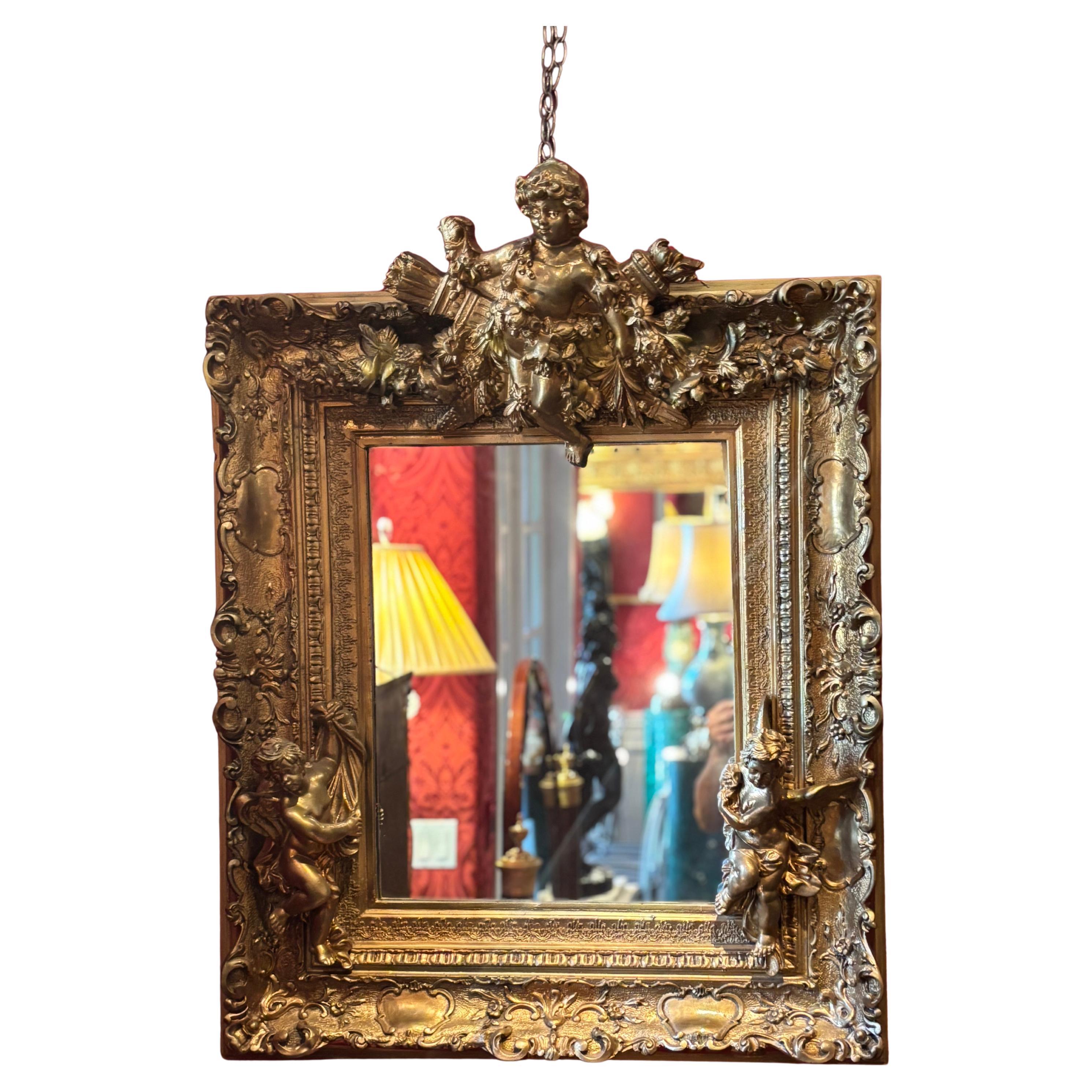 Un raro e insolito esemplare di Napoleone III francese in legno scolpito, gesso e dorato  con uno specchio moderno. La cornice  è decorato con cartigli ed è ulteriormente impreziosito da tre applicazioni in legno intagliato e dorato. 
Due elementi