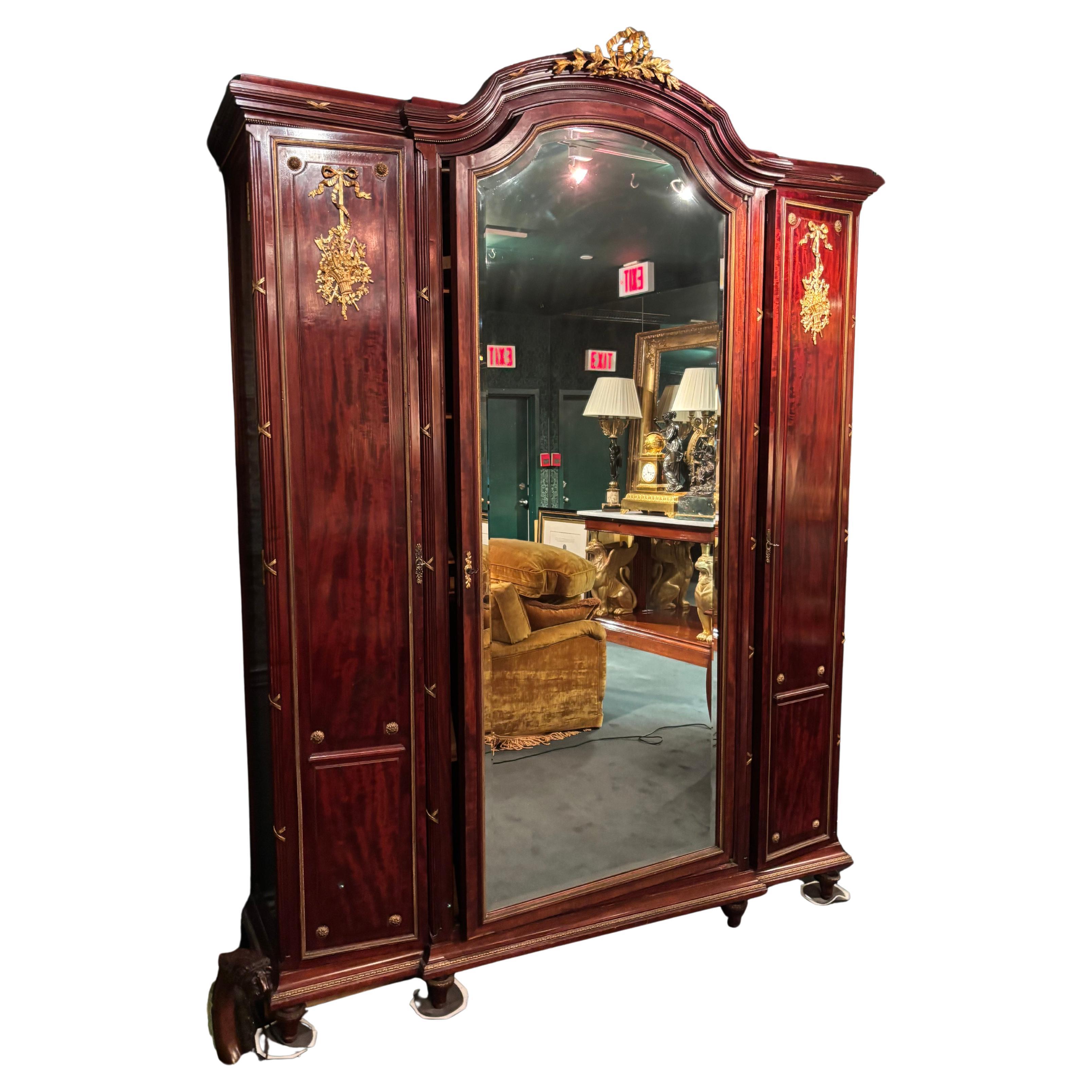Luigi XVI Grande armadio in mogano, specchio e bronzo dorato in stile Belle Epoque F. Link in vendita