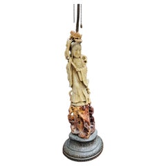 Lámpara de esteatita tallada de la diosa Guanyin de principios del siglo XX