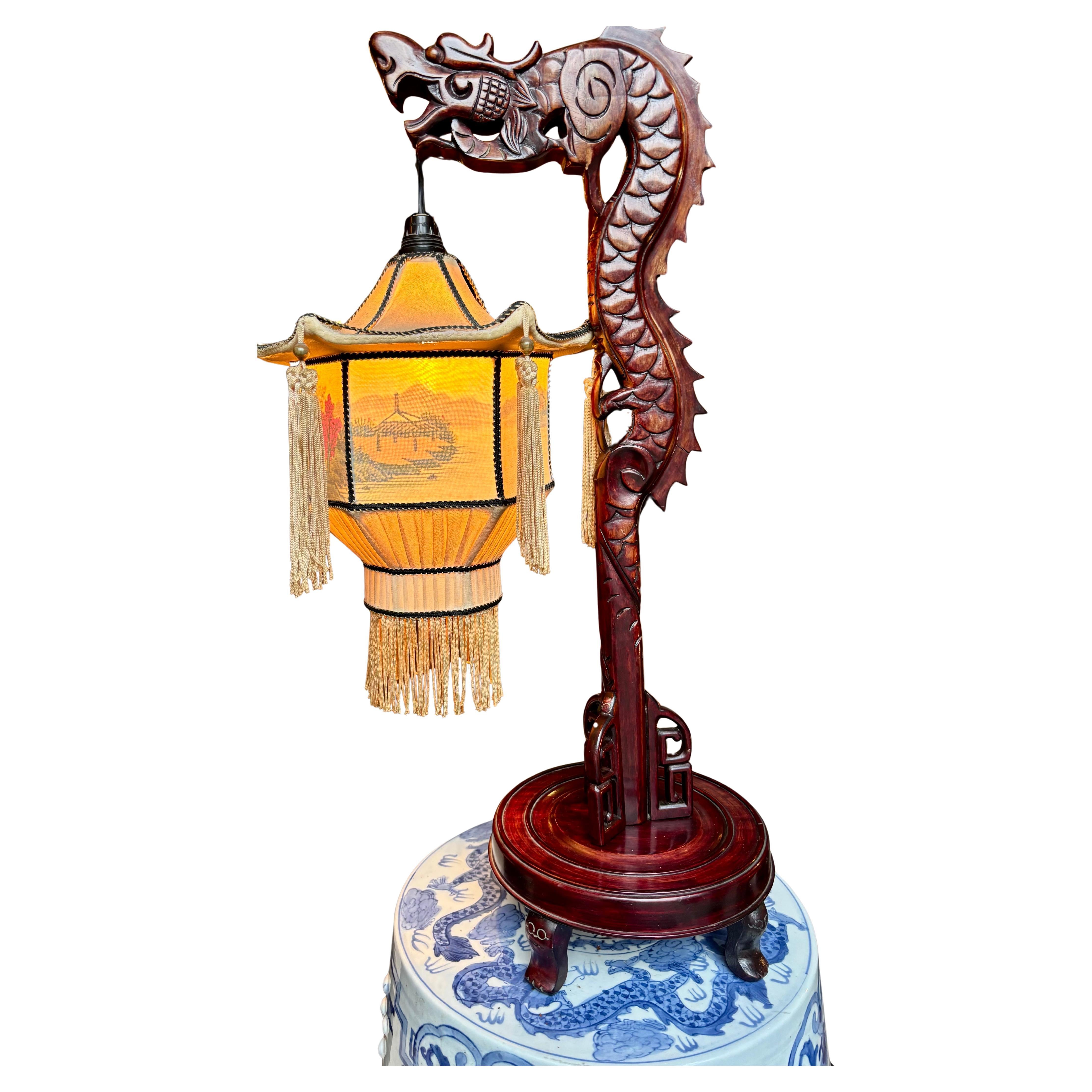 Lampada a lanterna con drago cinese di metà secolo in mogano