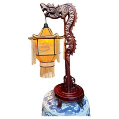 Lámpara china de caoba de mediados de siglo con farol de dragón