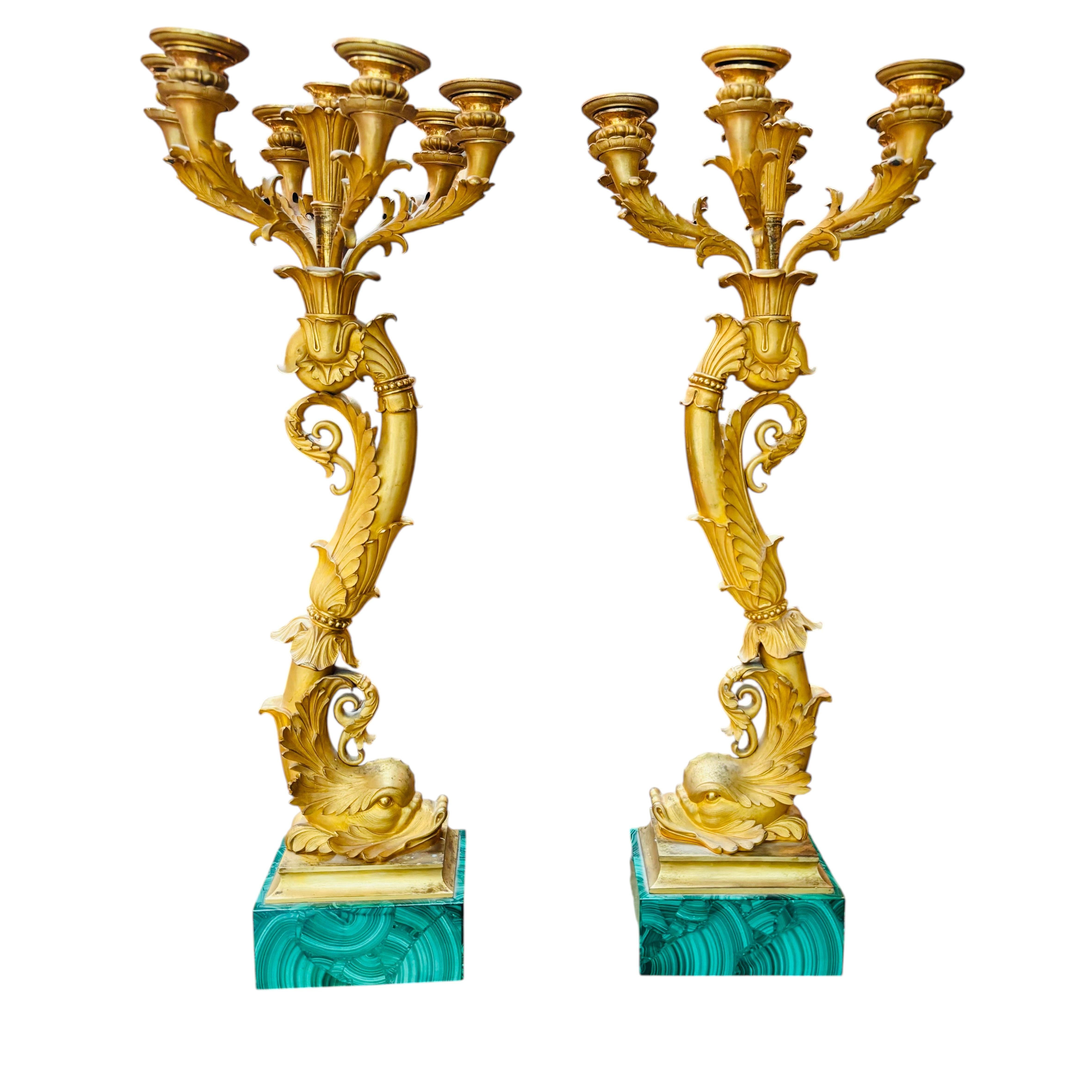 Ein seltenes Paar französischer Delphin-Kronleuchter aus vergoldeter Bronze des 19.