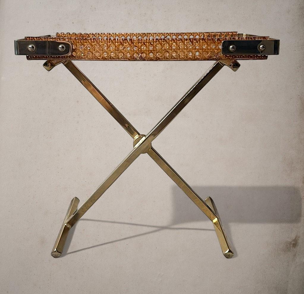 Laiton Foldes italiens de style Christian Dior avec plateau à paille en lucite et en viennoiserie en vente