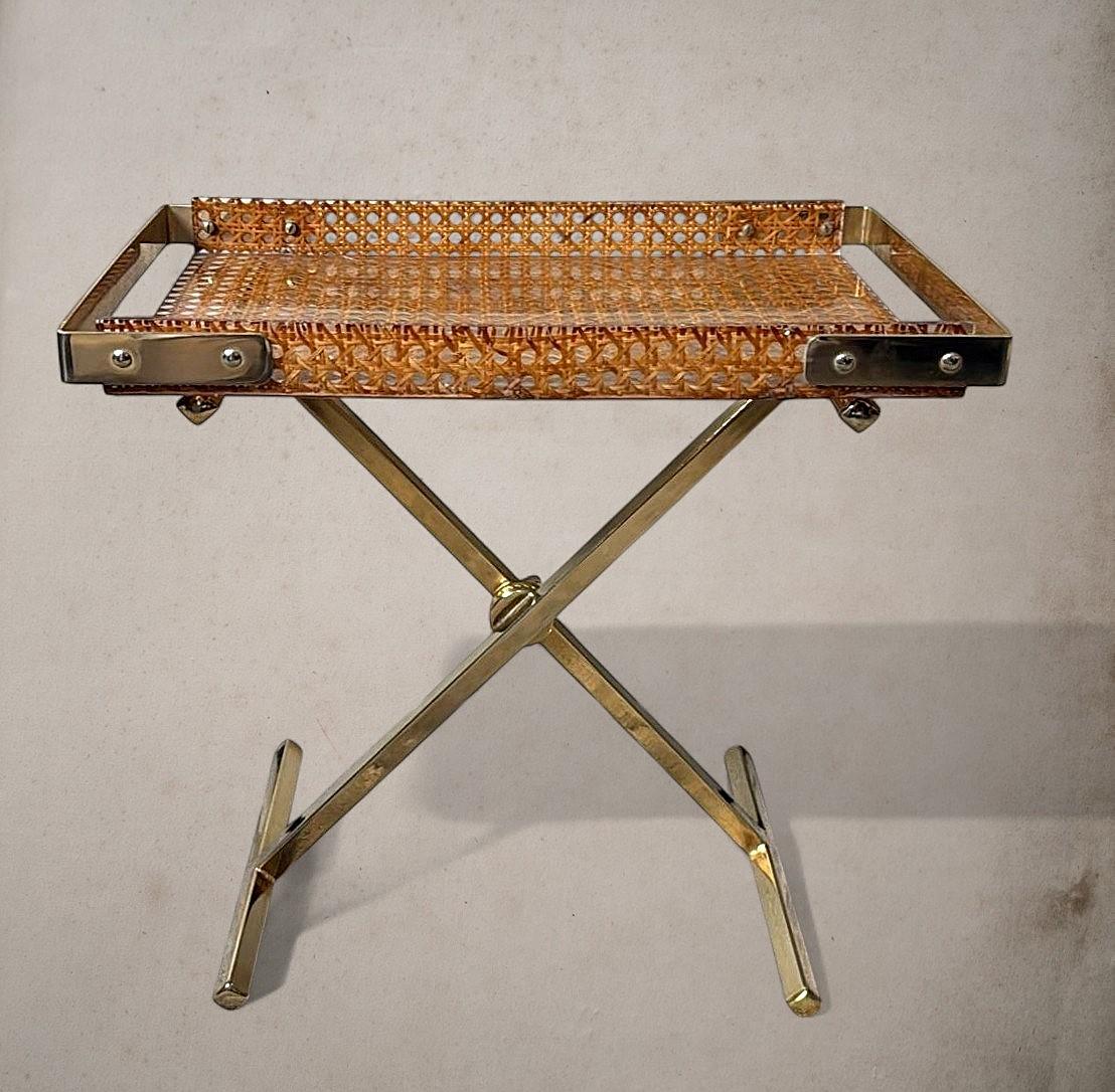 Moderne Foldes italiens de style Christian Dior avec plateau à paille en lucite et en viennoiserie en vente