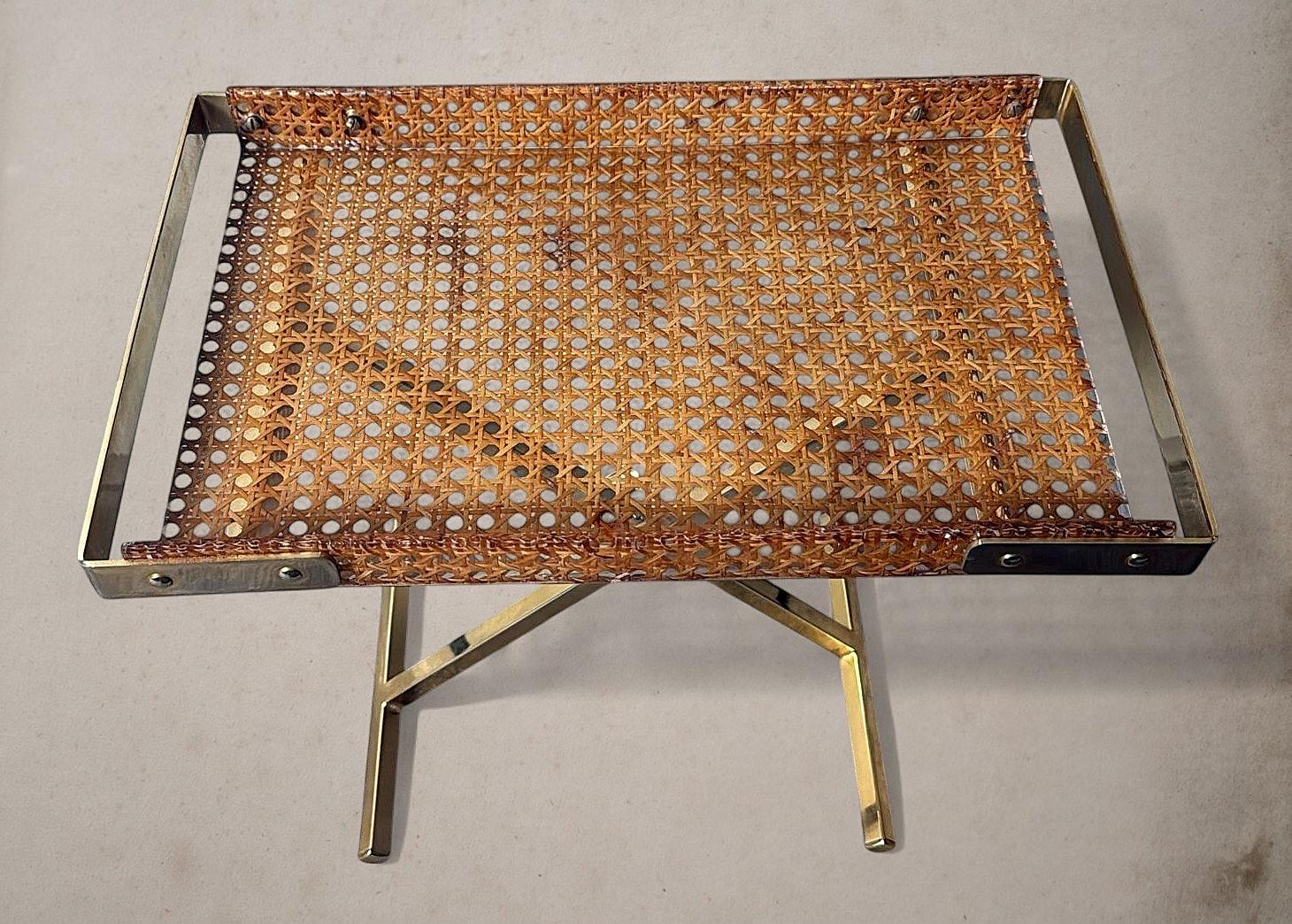 XXIe siècle et contemporain Foldes italiens de style Christian Dior avec plateau à paille en lucite et en viennoiserie en vente