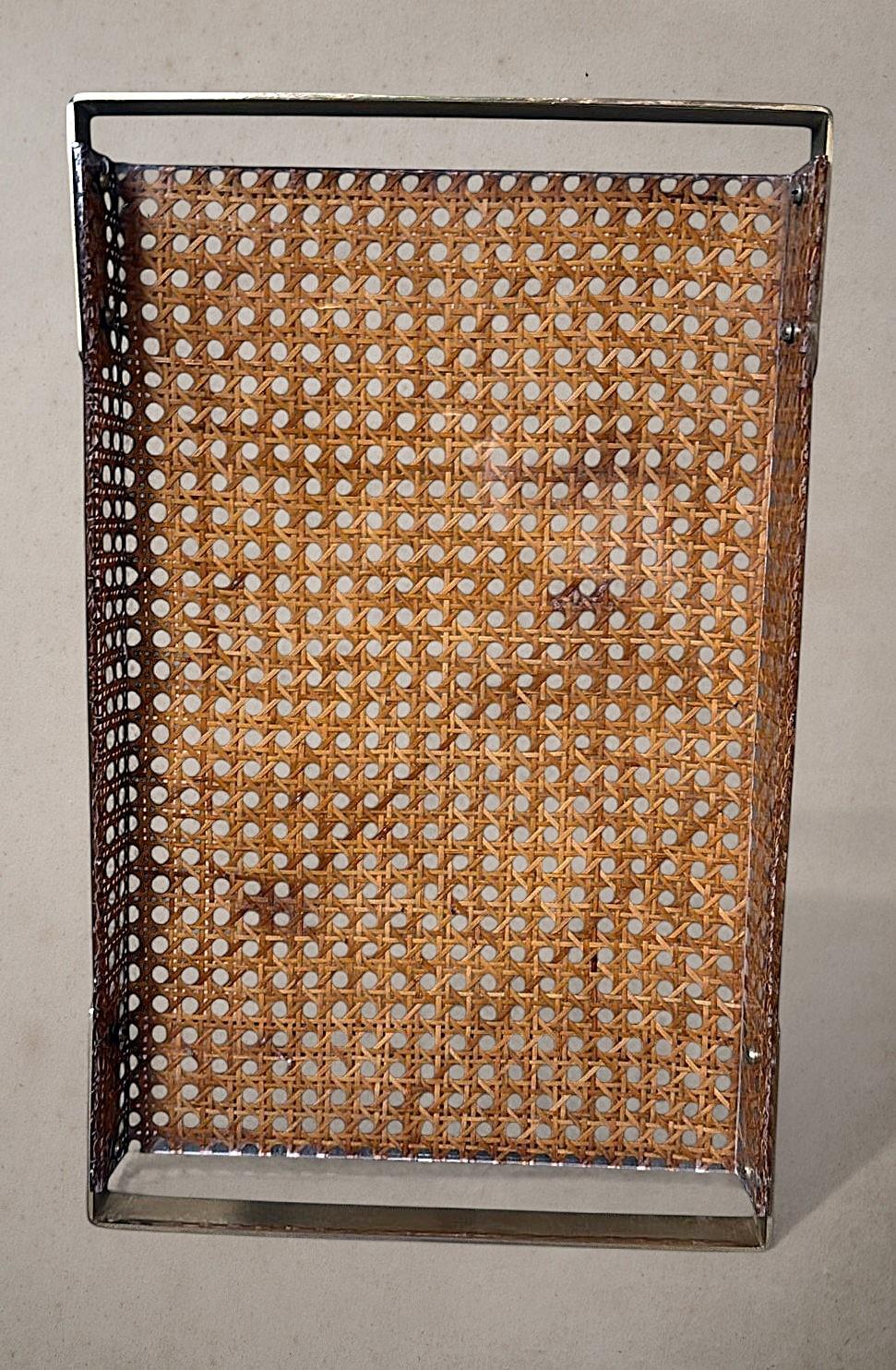 Foldes italiens de style Christian Dior avec plateau à paille en lucite et en viennoiserie en vente 4